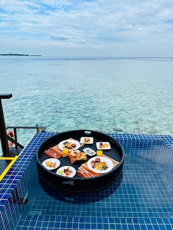 Floating breakfast experience