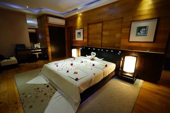Romantic bed decoration
