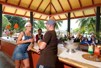 Restaurant and bar dining at Adaaran Select Hudhuran Fushi