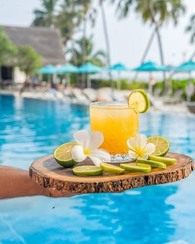 Cocktails at La Pella pool bar, Brennia Kottefaru