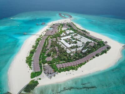 Unbroken white sand beach curving around Brennia Kottefaru island