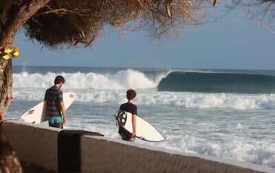 Left-hand wave breaking at Pasta Point beside Cinnamon Dhonveli